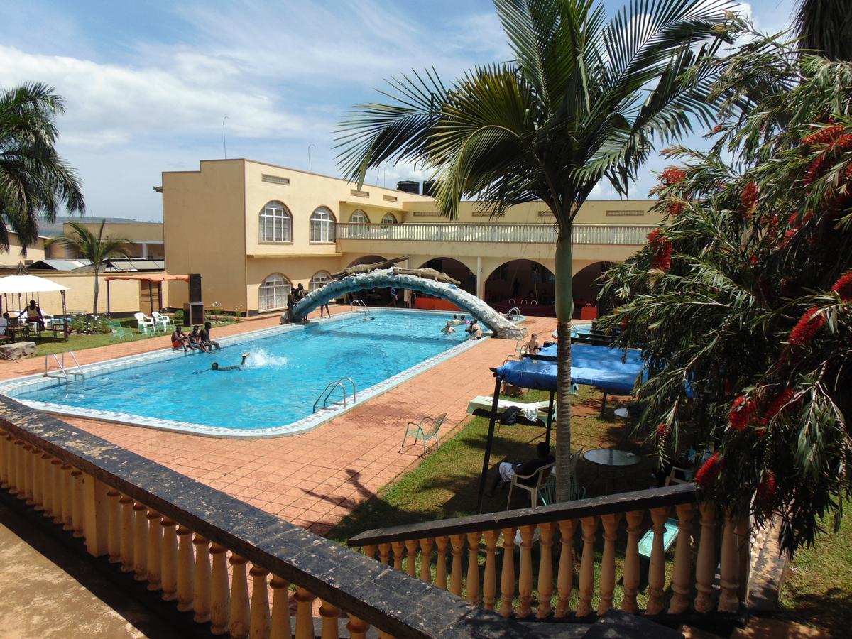 Brisk Hotel Triangle Njeru Exterior photo