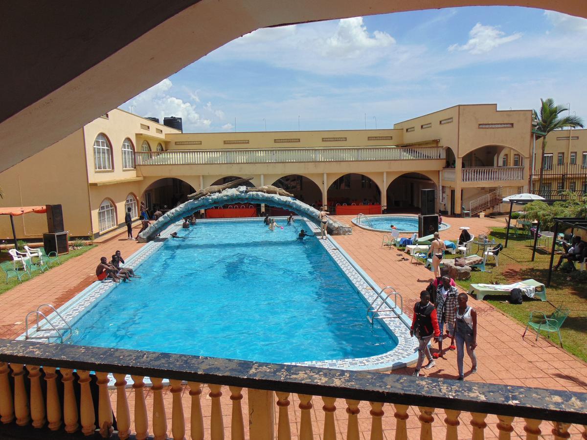 Brisk Hotel Triangle Njeru Exterior photo