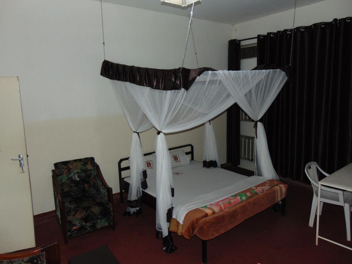 Brisk Hotel Triangle Njeru Exterior photo