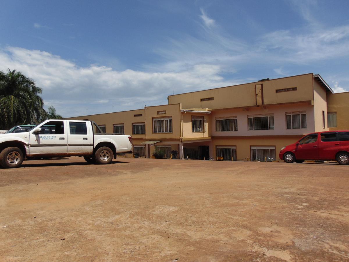Brisk Hotel Triangle Njeru Exterior photo